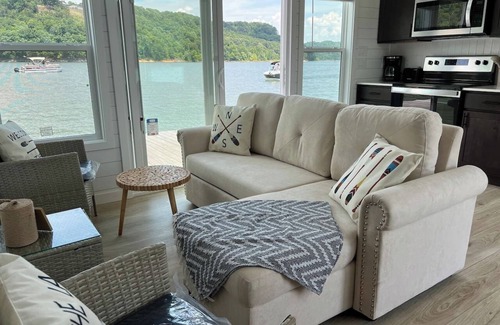 Russell Springs Boat Rental | Cumberland Floathouzz-Green Tiny