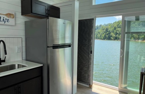 Russell Springs Boat Rental | Cumberland Floathouzz-Green Tiny