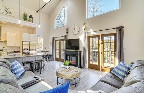 Sloans Valley House | Cumberland Lake Retreat: Furnished Deck & Grill!