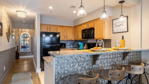 North Capitol House | Cumberland River Views Walk to Broadway Downtown Stadium Rockin Riverfront