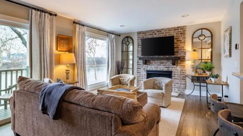 North Capitol House | Cumberland River Views Walk to Broadway Downtown Stadium Rockin Riverfront