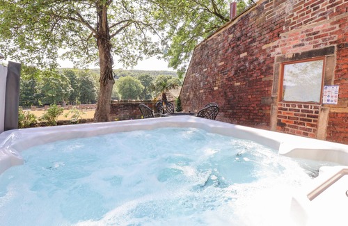 Shipley House | CUNLIFFE HOUSE, pet friendly, with hot tub in Esholt