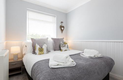 Thornton-Cleveleys House | Curlew - 3 Bedrooms Wi-Fi, Parking, Contractors
