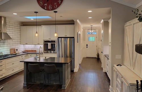 Durham House | Custom Built Oasis 5 minute to DT Durham! Hot tub! Hike to Eno River Trails!
