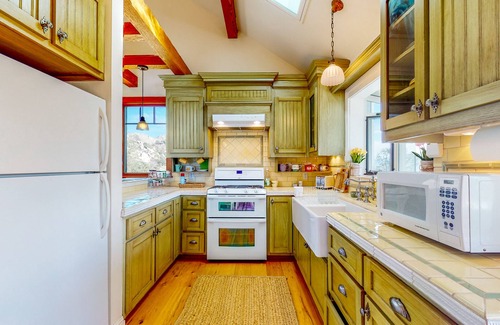 Weldon House | Custom-crafted acreage with sunroom & clawfoot tub