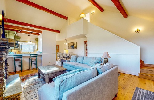 Weldon House | Custom-crafted acreage with sunroom & clawfoot tub