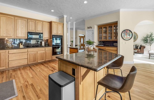 Deschutes River Woods House | Custom Home ~ 10 Mins to Downtown Bend ~ Private Hot Tub ~ Game Room