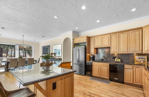Deschutes River Woods House | Custom Home ~ 10 Mins to Downtown Bend ~ Private Hot Tub ~ Game Room