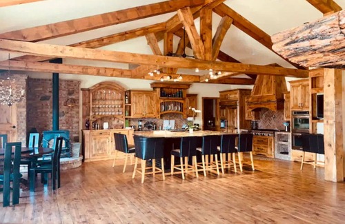 Big Bear City House | ❤️Custom Rustic Ranch in🐻Hot Tub🧖‍♀️Cold Tank🥶BBQ🍔Theatre📽Pool🎱Library📚Games🎯🏀♠️🎤Gym💪