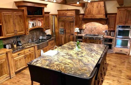 Big Bear City House | ❤️Custom Rustic Ranch in🐻Hot Tub🧖‍♀️Cold Tank🥶BBQ🍔Theatre📽Pool🎱Library📚Games🎯🏀♠️🎤Gym💪