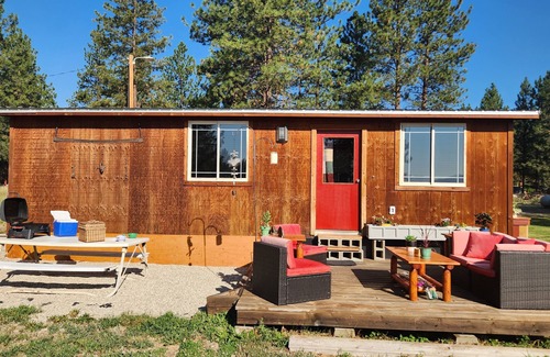 Grantsdale Cabin | Custom tiny house with an awesome view.nClose to Hamilton and Darby