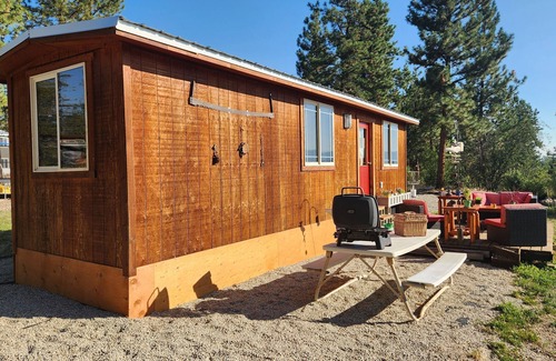 Grantsdale Cabin | Custom tiny house with an awesome view.nClose to Hamilton and Darby