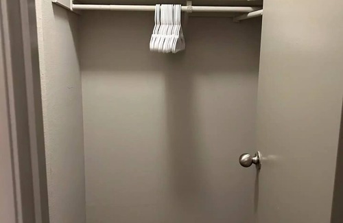 Lexington Apartment | Cute 1 bedroom, 1 bathroom unit with a pool