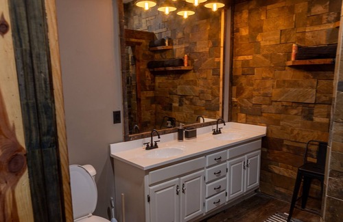 Holden Apartment | Cute 2 bdrm apartment above Coffee shop