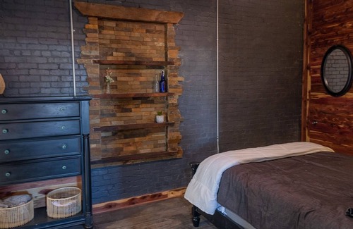 Holden Apartment | Cute 2 bdrm apartment above Coffee shop