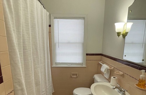 Merriam Park West House | Cute 2 bedroom/1 bath vacation getaway w/laundry