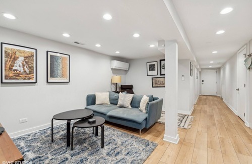 Logan Square Apartment | Cute 2-bedroom apartment with WiFi, AC in vibrant Chicago