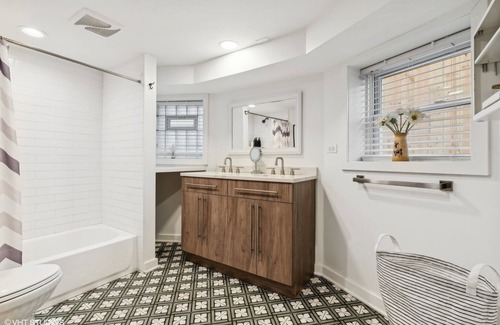 Logan Square Apartment | Cute 2-bedroom apartment with WiFi, AC in vibrant Chicago
