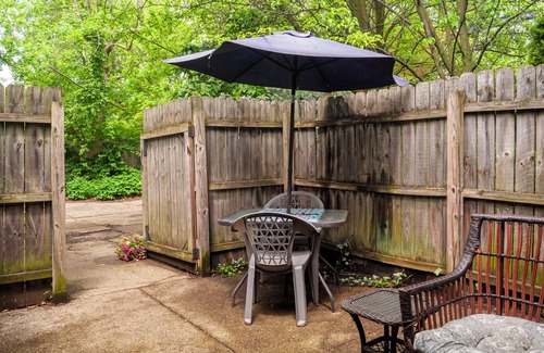 Detroit House | Cute 2 bedroom carriage house in historic district