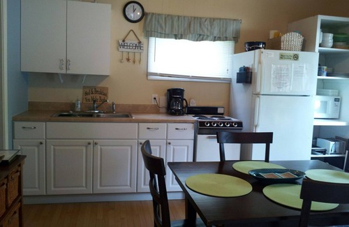 Silver Lake Cottage | Cute 2 Bedroom Lake View Cottage with Detached 'Bunk house'
