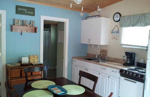 Silver Lake Cottage | Cute 2 Bedroom Lake View Cottage with Detached 'Bunk house'