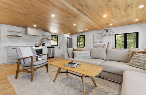 Gravenhurst Cottage | Cute 3+1 bed, 1bath, newly renovated cottage, Lake Muskoka, Sauna, Boathouse!
