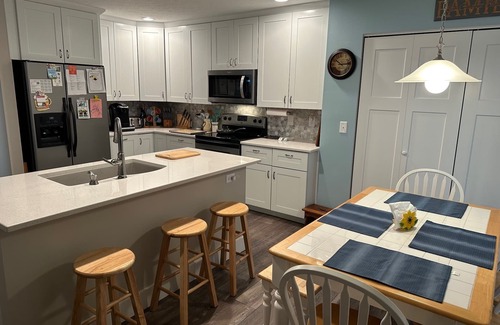 South Bend House | Cute 3 Bedroom, 2 Bath Home, 4 miles North of SBN Airport and 7.5 miles to ND