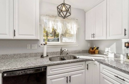 Norfolk - Virginia Beach House | Cute 4 bed/2.5 bath Home w/Pool - Sleeps 12! 30 night min