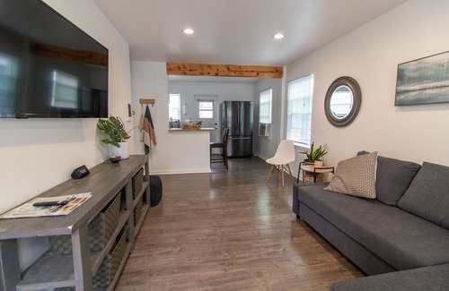 Crown Point Cottage | Cute and clean 1 bed/1 bath beach cottage with A/C