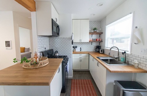 Crown Point Cottage | Cute and clean 1 bed/1 bath beach cottage with A/C