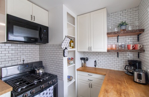 Crown Point Cottage | Cute and clean 1 bed/1 bath beach cottage with A/C