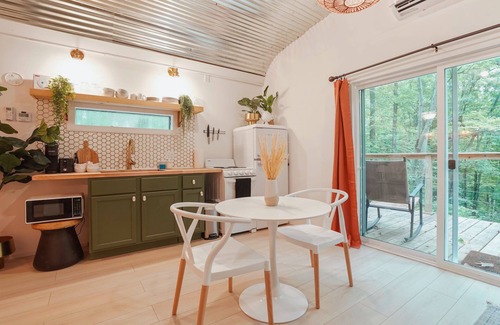 South Bloomingville Cabin | Cute and Cozy! Relax in Hot Tub! Caves Close