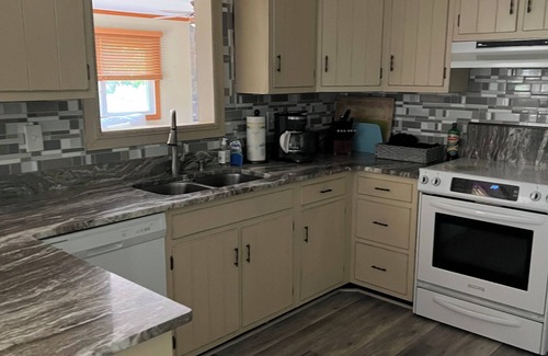 Berlin House | Cute and cozy beach style house in Berlin MD- 5 min from Assateage Beach!