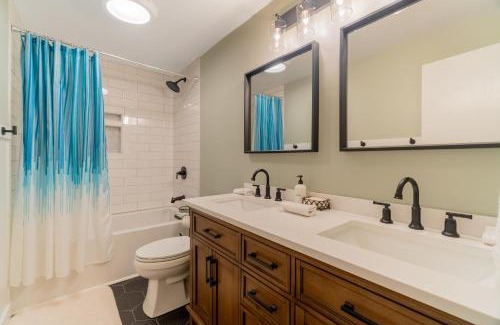 Crafton House | CUTE AND COZY DECK SUITE