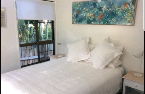 Cannonvale Cottage | Cute Beach Cottage, Pool, Pets, Netflix, WI-FI