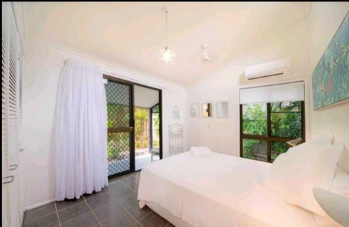 Cannonvale Cottage | Cute Beach Cottage, Pool, Pets, Netflix, WI-FI