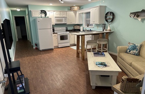 Marianna House | Cute bungalow just outside Marianna with full kitchen and laundry