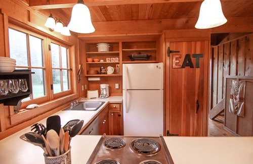 Yachats House | Cute Cabin in Yachats! Short walk to rivers' edge!
