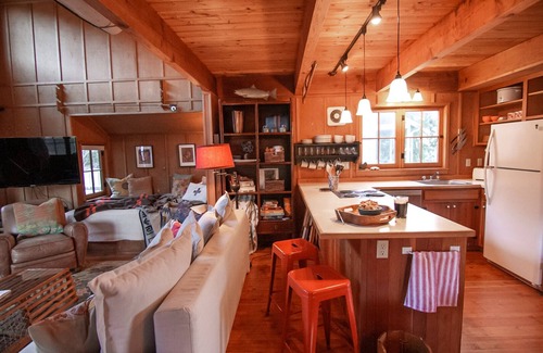 Yachats House | Cute Cabin in Yachats! Short walk to rivers' edge!