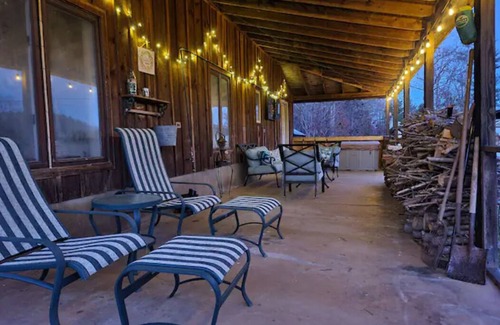 Morganton Cabin | Cute cabin next to Pisgah National Forest; Hot tub Wi-Fi