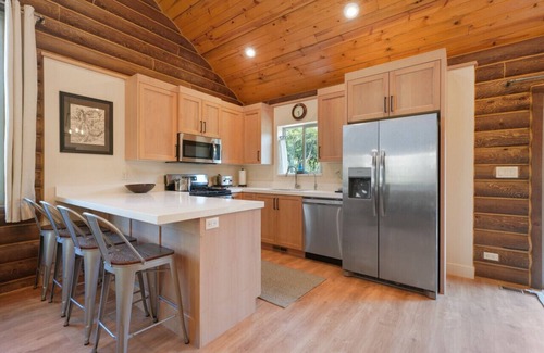 River Bottoms Cabin | Cute Cabin w/Mountain Views *King Bed*