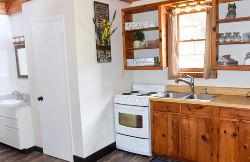 Spruce Pine Cabin | Cute Cabin with room to relax