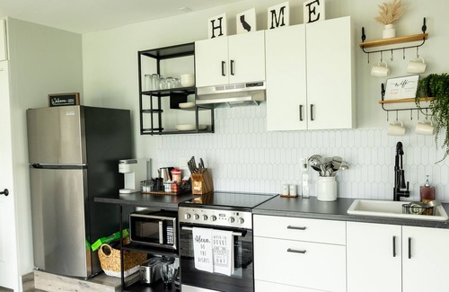 Compton House | Cute, Clean, & Cozy private guest house near LAX