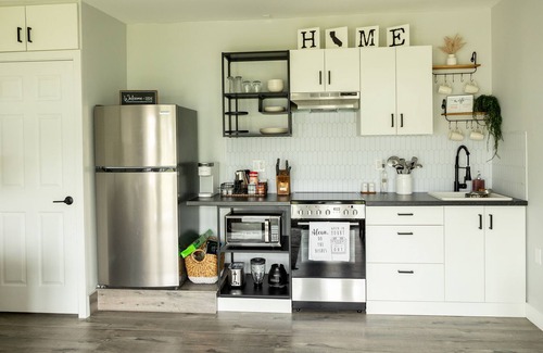 Compton House | Cute, Clean, & Cozy private guest house near LAX