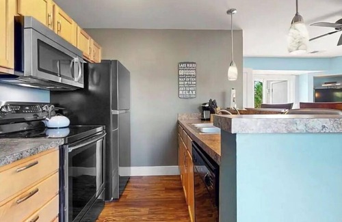 Douglas House | Cute condo with pool ideal for spring and summer fun