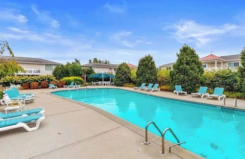 Douglas House | Cute condo with pool ideal for spring and summer fun