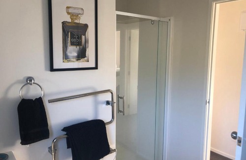 Longlands Villa | Cute Cottage Close to Town
