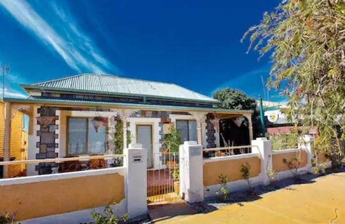 Broken Hill Cottage | Cute cottage, Great Location