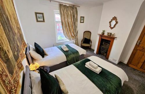 Runnymede Apartment | Cute Cottage in Egham Heathrow- 7 Guests 3 bedrooms