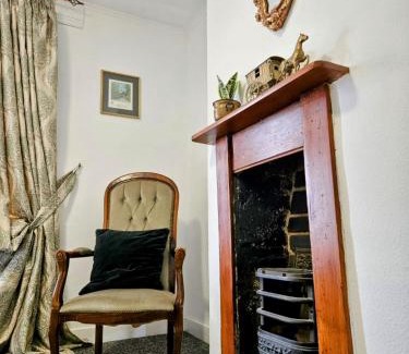 Runnymede Apartment | Cute Cottage in Egham Heathrow- 7 Guests 3 bedrooms